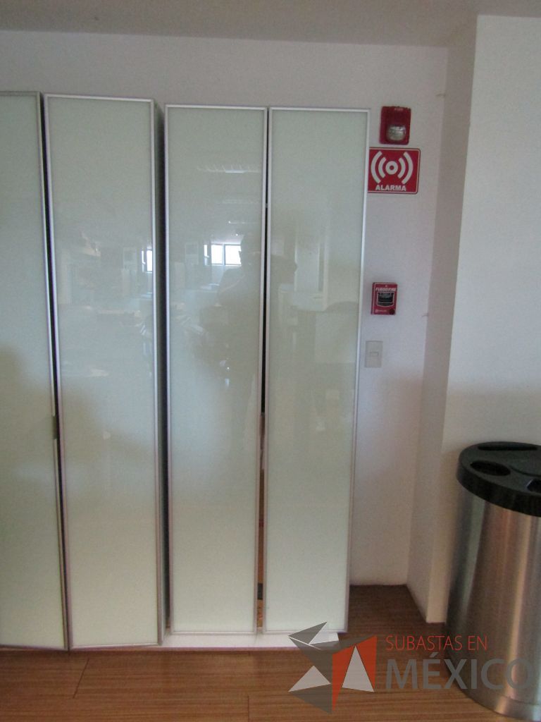 Lote 167 - Gabinete con 2 puertas y 3 entrepaños - Imagen 3