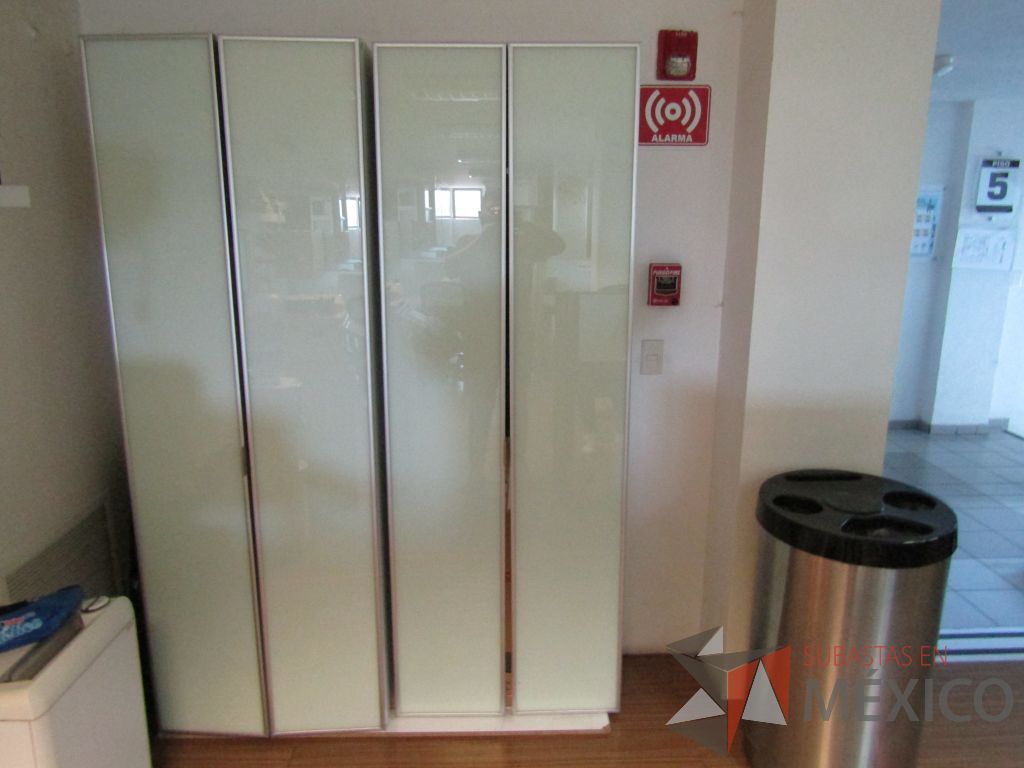 Lote 167 - Gabinete con 2 puertas y 3 entrepaños - Imagen 4
