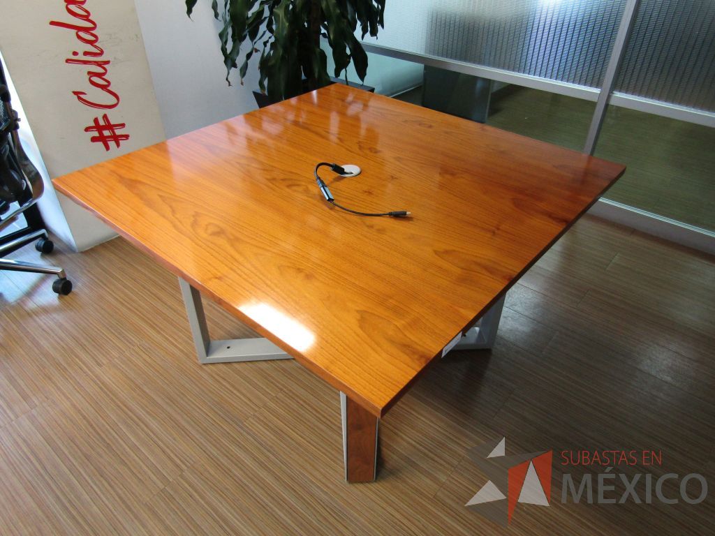 Lote 142 - Mesa de trabajo con estructura metálica y base color madera con orificio para cable - Imagen 2