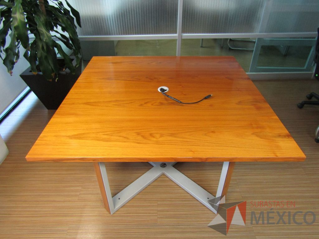Lote 142 - Mesa de trabajo con estructura metálica y base color madera con orificio para cable - Imagen 5
