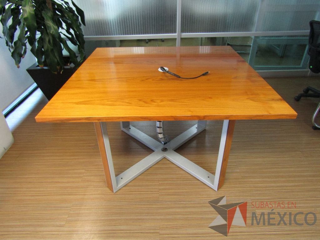 Lote 142 - Mesa de trabajo con estructura metálica y base color madera con orificio para cable - Imagen 6