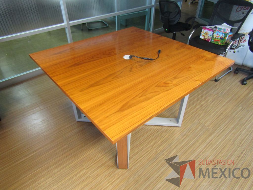 Lote 142 - Mesa de trabajo con estructura metálica y base color madera con orificio para cable - Imagen 7