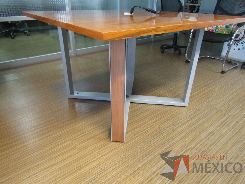 Lote 142 - Mesa de trabajo con estructura metálica y base color madera con orificio para cable - Imagen 8