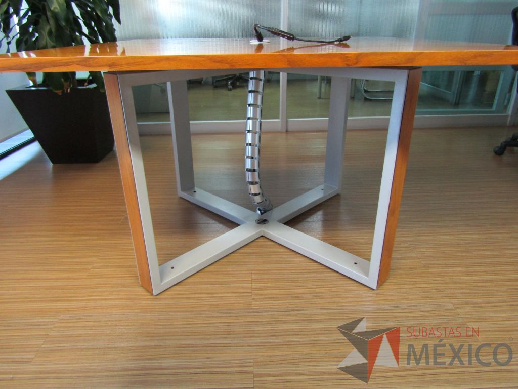 Lote 142 - Mesa de trabajo con estructura metálica y base color madera con orificio para cable - Imagen 9