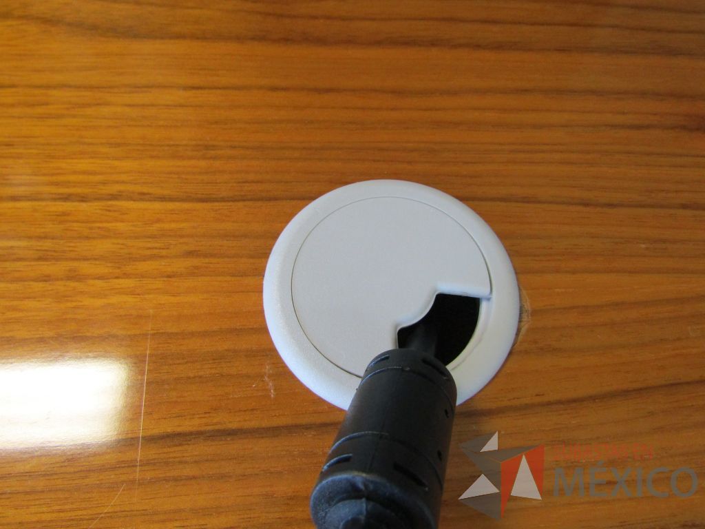Lote 142 - Mesa de trabajo con estructura metálica y base color madera con orificio para cable - Imagen 10