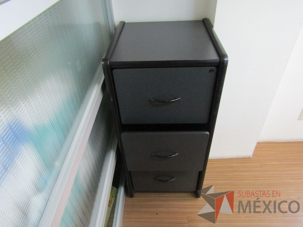 Lote 187 - Archivero vertical alto de 3 cajones