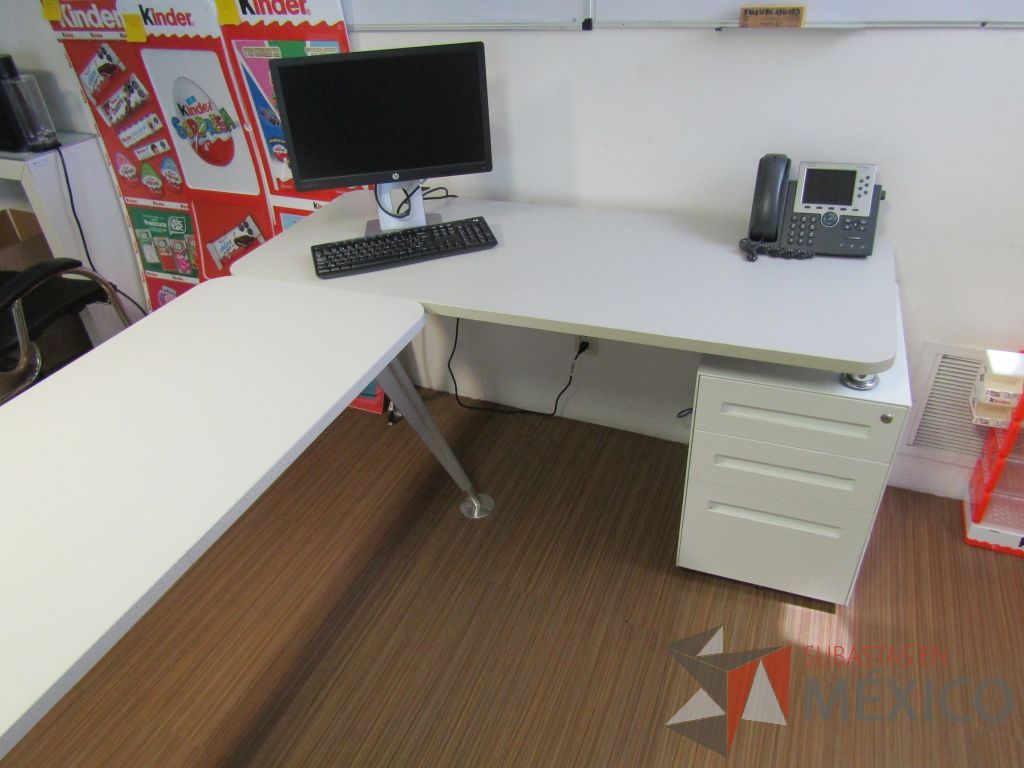 Lote 189 - Escritorio en escuadra con archivero de 3 cajones - Imagen 4