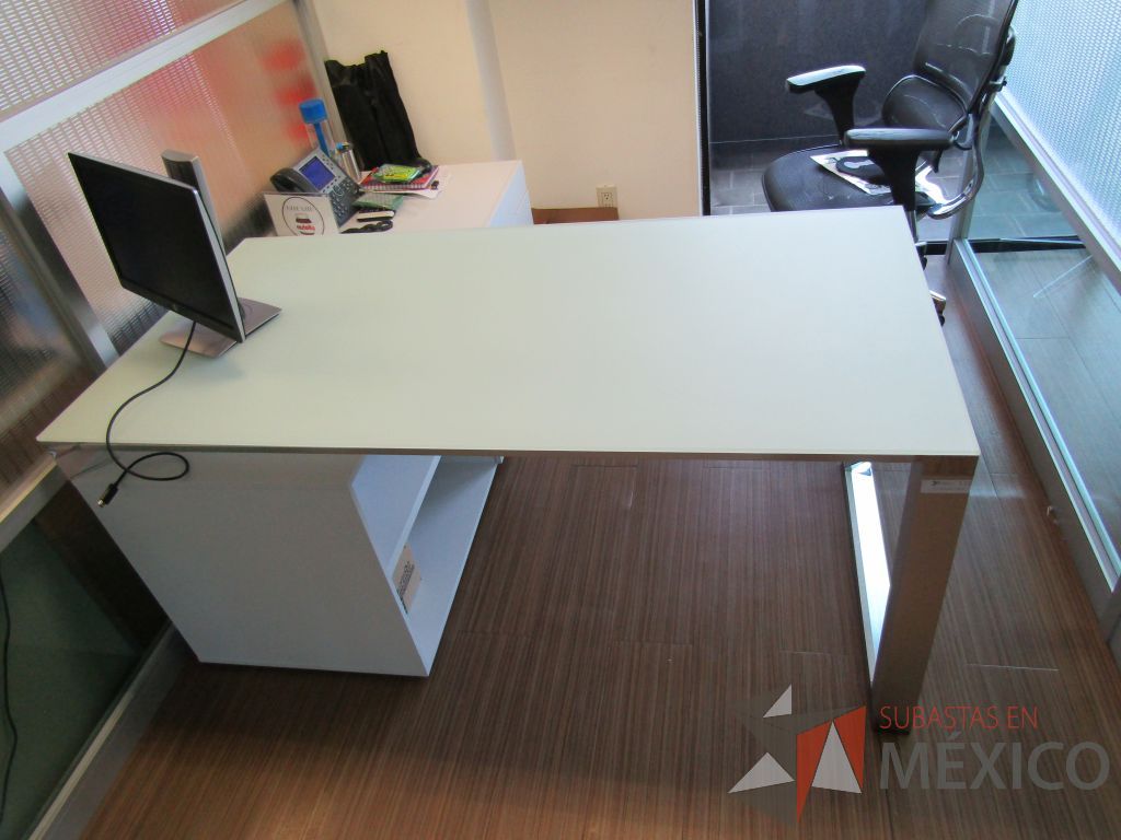 Lote 195 - Escritorio recargado sobre credenza con 3 cajones y 1 entrepaño - Imagen 7