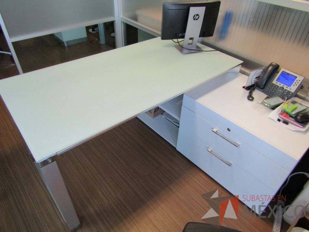 Lote 195 - Escritorio recargado sobre credenza con 3 cajones y 1 entrepaño