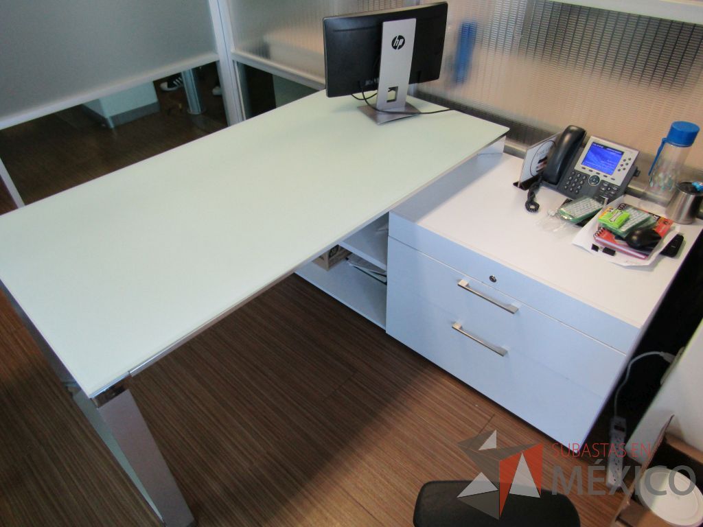 Lote 195 - Escritorio recargado sobre credenza con 3 cajones y 1 entrepaño - Imagen 9