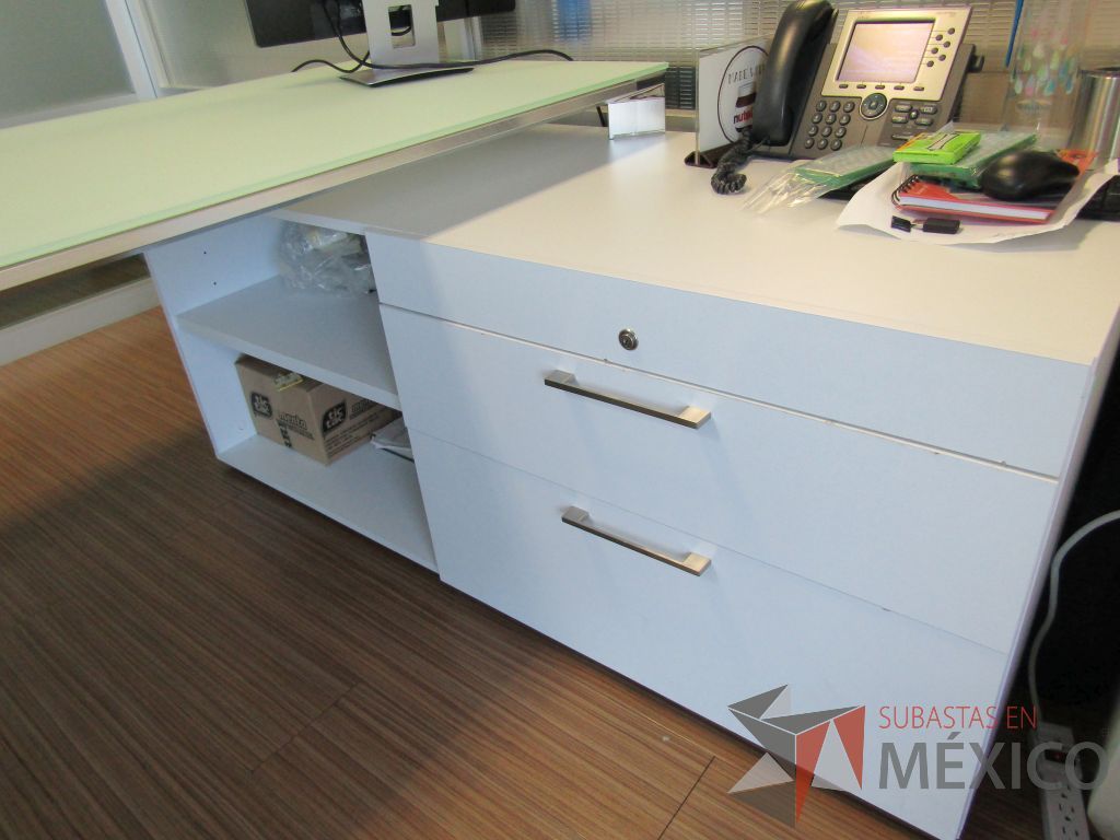 Lote 195 - Escritorio recargado sobre credenza con 3 cajones y 1 entrepaño - Imagen 10