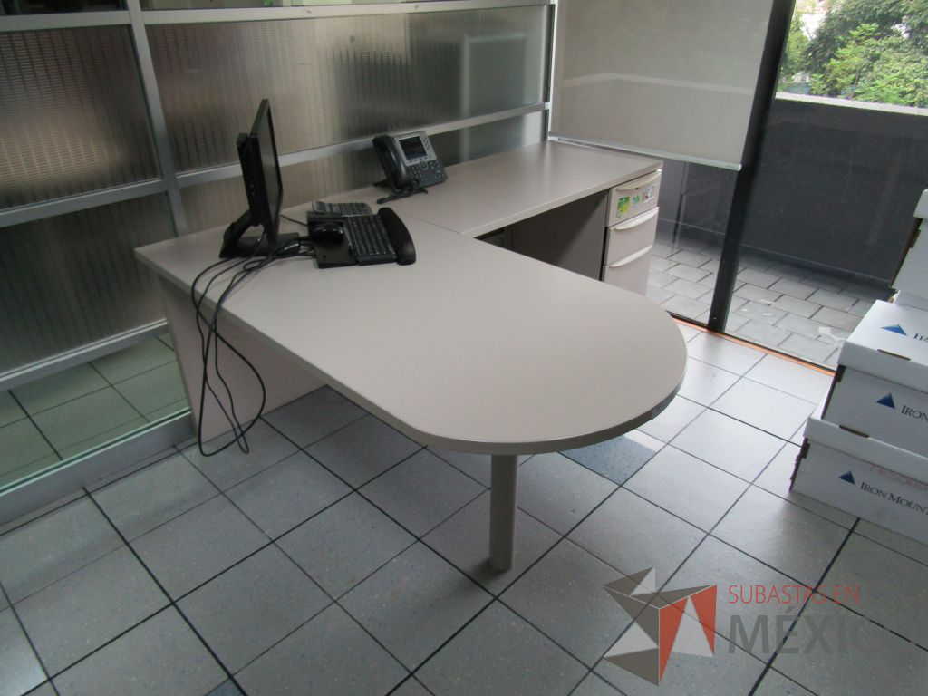 Lote 336 - Escritorio en herradura con archivero de 3 cajones - Imagen 2