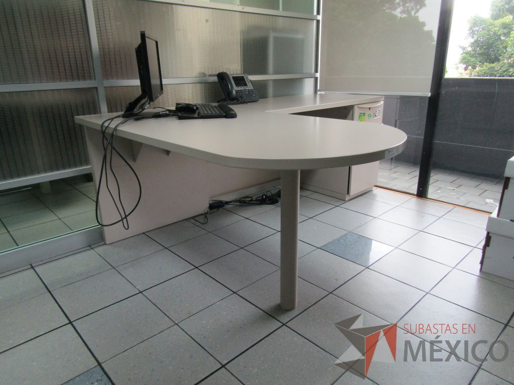 Lote 336 - Escritorio en herradura con archivero de 3 cajones - Imagen 3