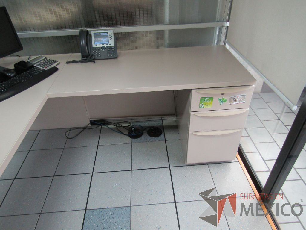 Lote 336 - Escritorio en herradura con archivero de 3 cajones - Imagen 7