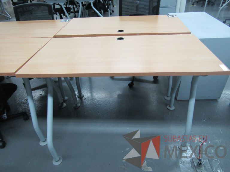 Lote 311 - 2 Mesas de trabajo patas metálicas y cubierta color madera con orificio para cable - Imagen 2