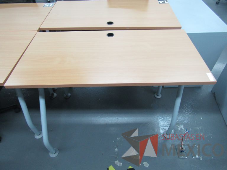 Lote 322 - 2 Mesas de trabajo patas metálicas y cubierta color madera con orificio para cable - Imagen 3
