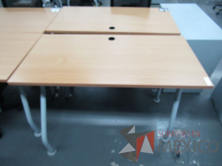 Lote 322 - 2 Mesas de trabajo patas metálicas y cubierta color madera con orificio para cable - Imagen 4