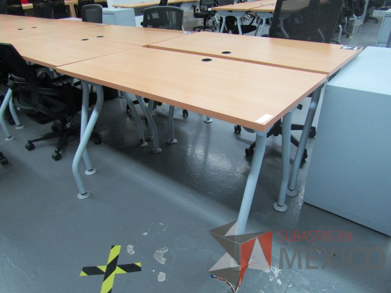 Lote 322 - 2 Mesas de trabajo patas metálicas y cubierta color madera con orificio para cable - Imagen 5