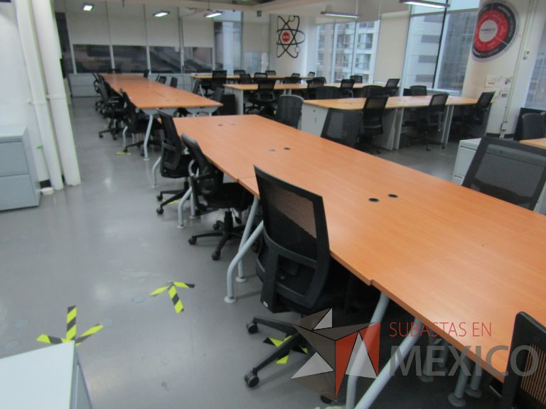 Lote 322 - 2 Mesas de trabajo patas metálicas y cubierta color madera con orificio para cable - Imagen 6