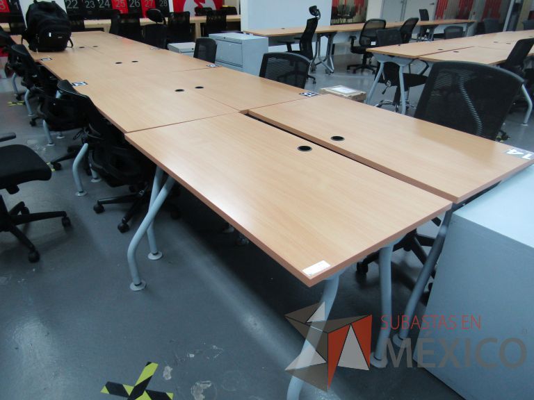 Lote 311 - 2 Mesas de trabajo patas metálicas y cubierta color madera con orificio para cable - Imagen 7