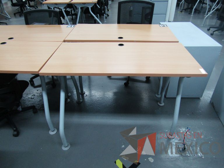 Lote 322 - 2 Mesas de trabajo patas metálicas y cubierta color madera con orificio para cable