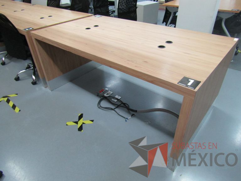 Lote 346 - Mesa de trabajo con orificios para cable