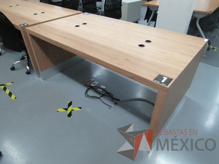 Lote 346 - Mesa de trabajo con orificios para cable - Imagen 5