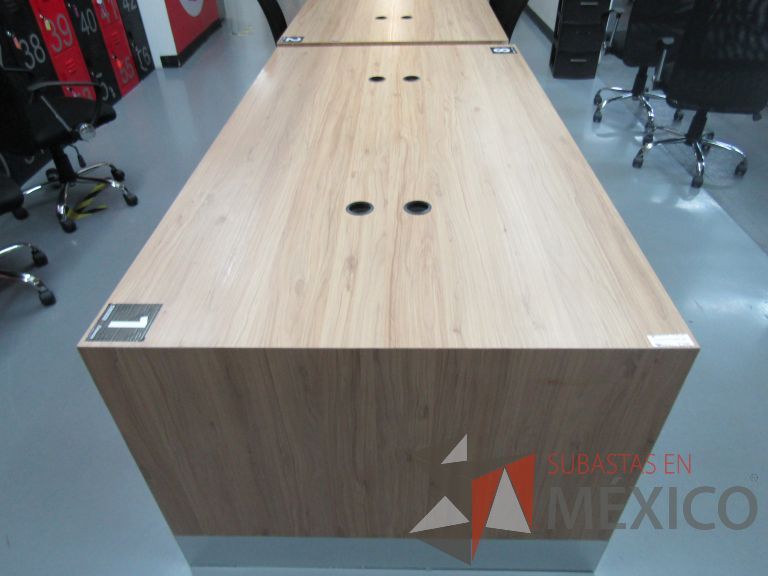Lote 346 - Mesa de trabajo con orificios para cable - Imagen 4