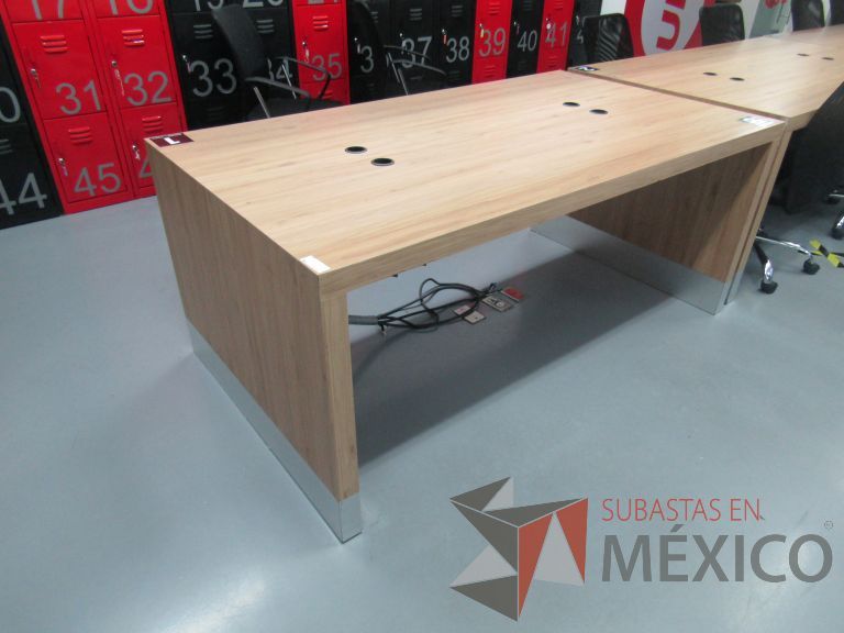 Lote 346 - Mesa de trabajo con orificios para cable - Imagen 3