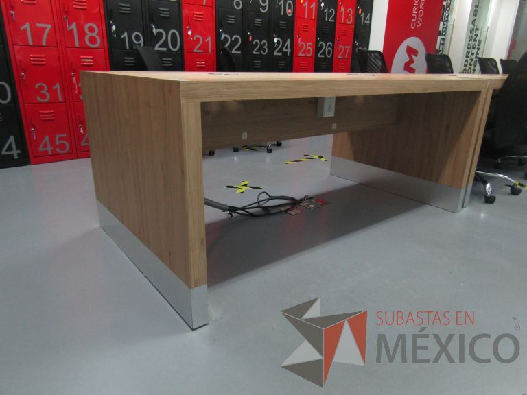 Lote 346 - Mesa de trabajo con orificios para cable - Imagen 2