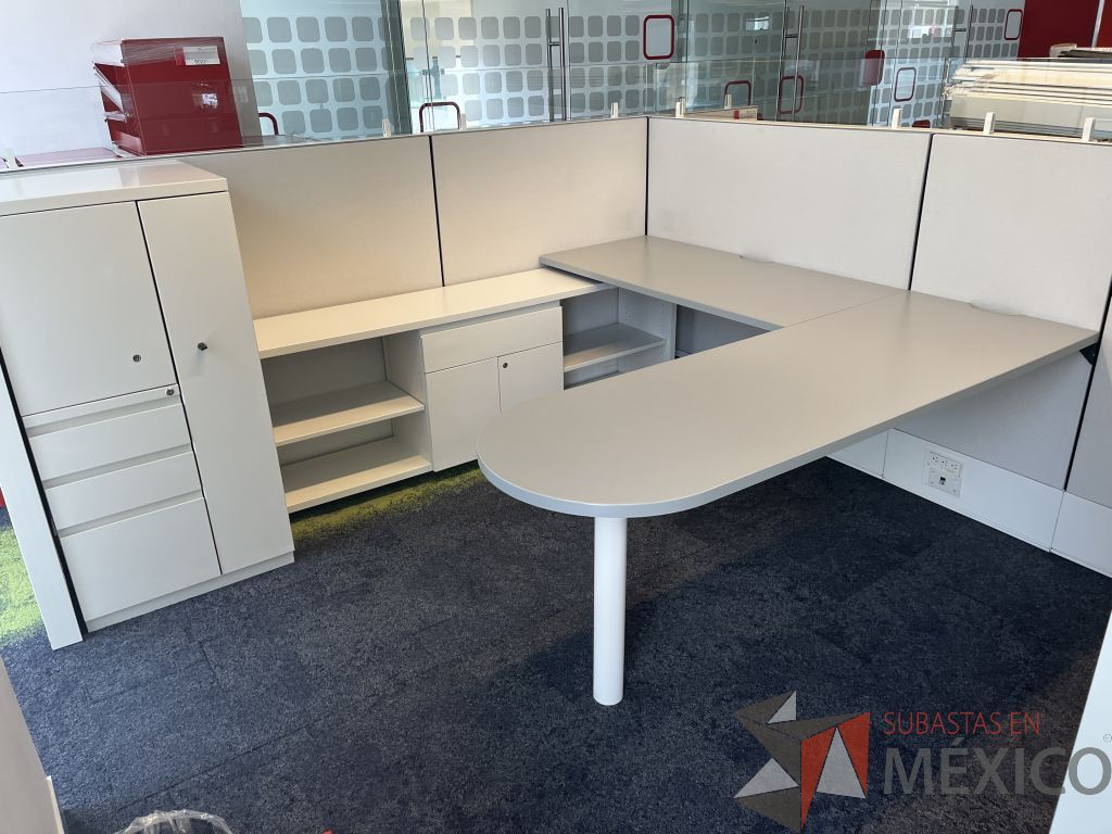Lote 020 - Estación de trabajo para 2 personas gerencial incluye 1 Credenza, 1 Gabinete y 2 archiveros verticales - Haworth