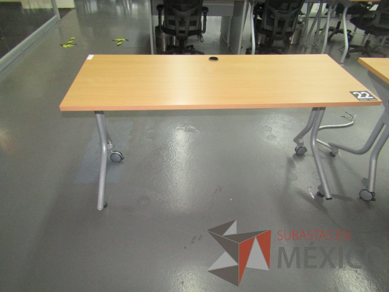 Lote 350 - Mesa de trabajo patas metálicas con ruedas - Imagen 2