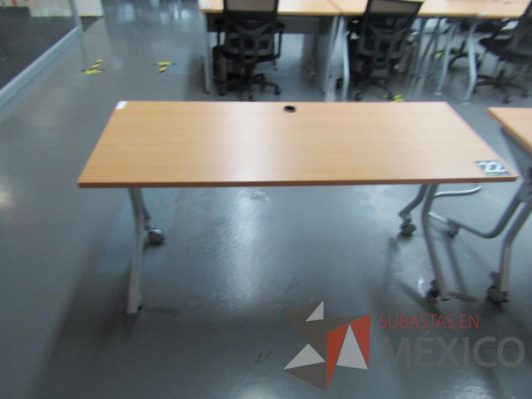 Lote 350 - Mesa de trabajo patas metálicas con ruedas