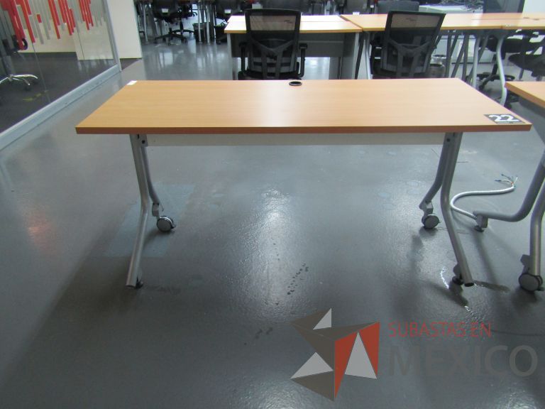 Lote 350 - Mesa de trabajo patas metálicas con ruedas - Imagen 3