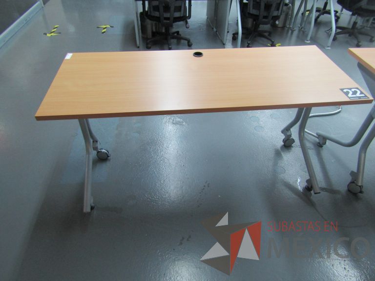 Lote 350 - Mesa de trabajo patas metálicas con ruedas - Imagen 4