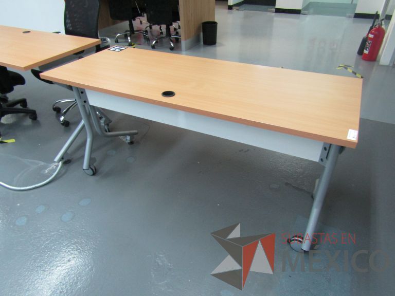 Lote 350 - Mesa de trabajo patas metálicas con ruedas - Imagen 5