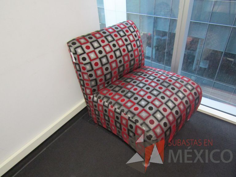 Lote 339 -Sillón de 1 plaza color rojo estampado y Archivero metálico horizontal