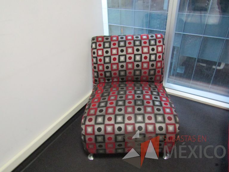 Lote 339 -Sillón de 1 plaza color rojo estampado y Archivero metálico horizontal - Imagen 2