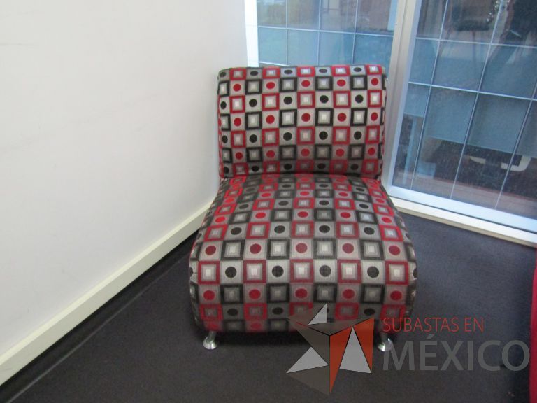 Lote 339 -Sillón de 1 plaza color rojo estampado y Archivero metálico horizontal - Imagen 3