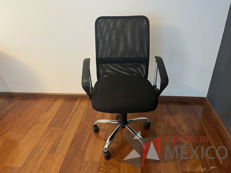 Lote 084 - 3 Sillas ejecutivas con ruedas, respaldo en malla y asiento en tela color negro