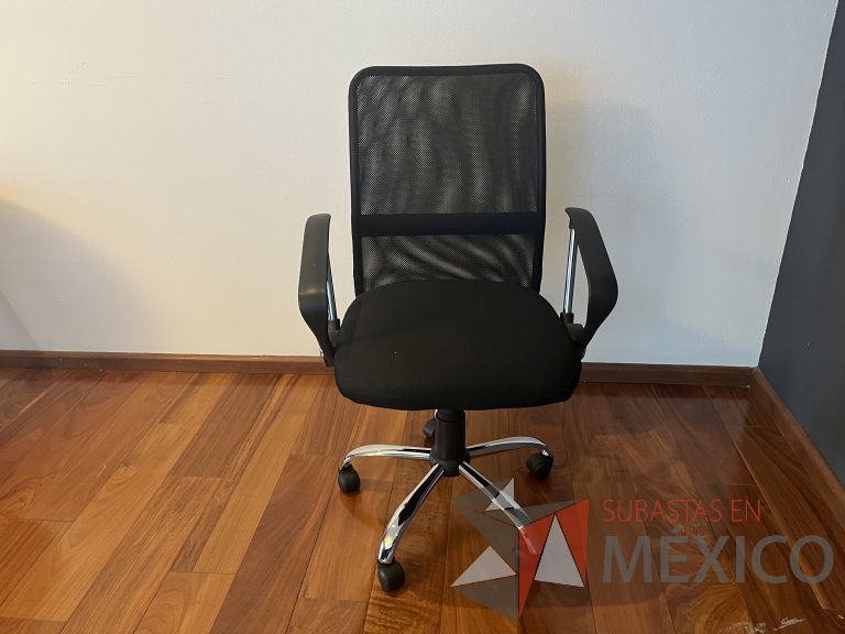 Lote 084 - 3 Sillas ejecutivas con ruedas, respaldo en malla y asiento en tela color negro - Imagen 2