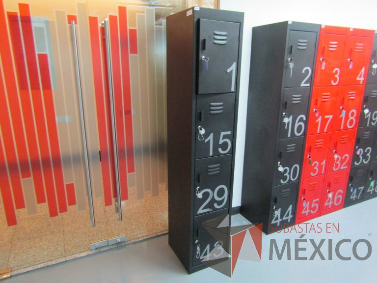 Lote 356 -5 Lockers metálicos con 4 puertas color rojo - Imagen 5