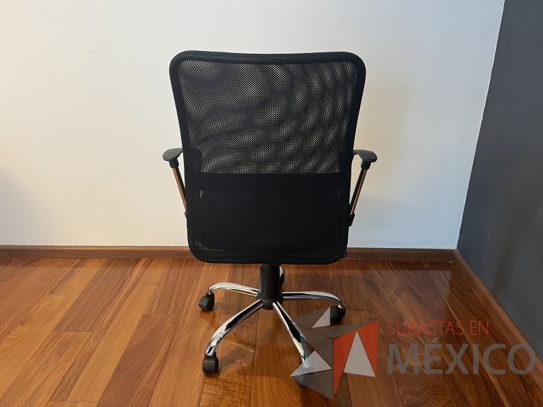 Lote 084 - 3 Sillas ejecutivas con ruedas, respaldo en malla y asiento en tela color negro - Imagen 4