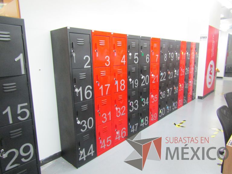 Lote 356 -5 Lockers metálicos con 4 puertas color rojo