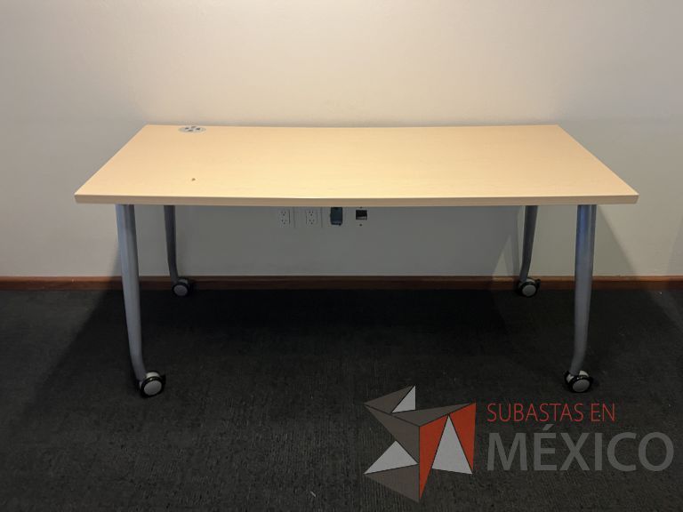 Lote 254 - 2 Mesas de trabajo patas metálicas y cubierta color beige con orificios para cable