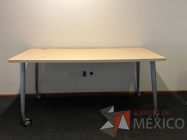 Lote 254 - 2 Mesas de trabajo patas metálicas y cubierta color beige con orificios para cable - Imagen 2
