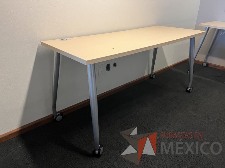 Lote 254 - 2 Mesas de trabajo patas metálicas y cubierta color beige con orificios para cable - Imagen 3