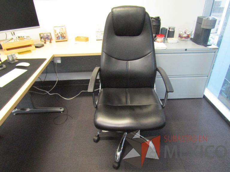 Lote 132 - Silla ejecutiva con ruedas, descansabrazos, respaldo alto y asiento tipo piel color negro