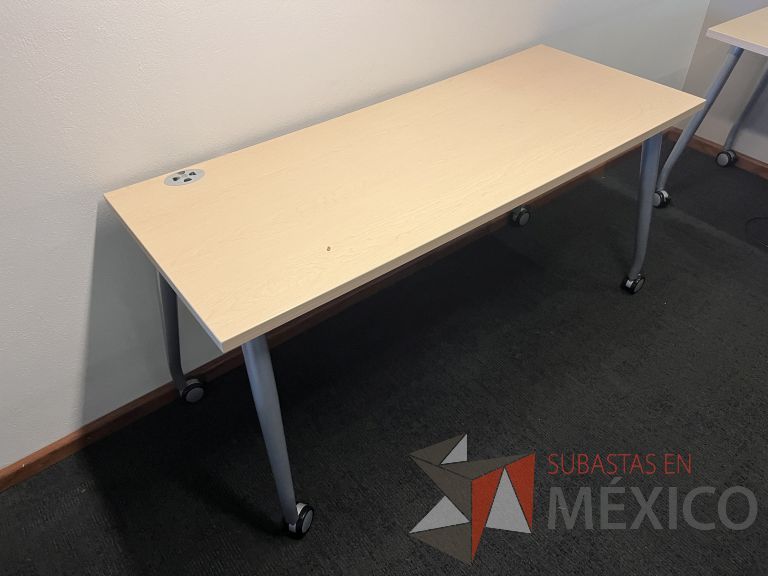 Lote 254 - 2 Mesas de trabajo patas metálicas y cubierta color beige con orificios para cable - Imagen 4