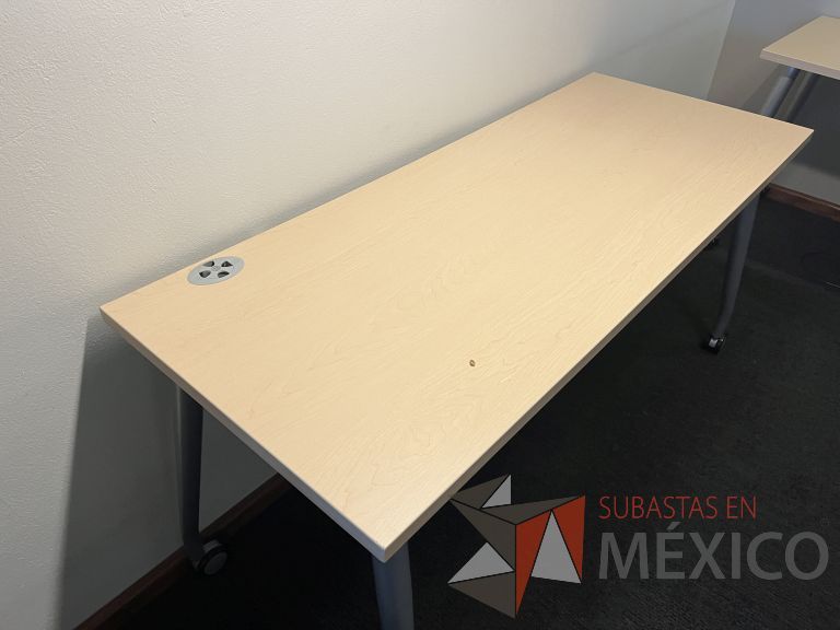 Lote 254 - 2 Mesas de trabajo patas metálicas y cubierta color beige con orificios para cable - Imagen 5